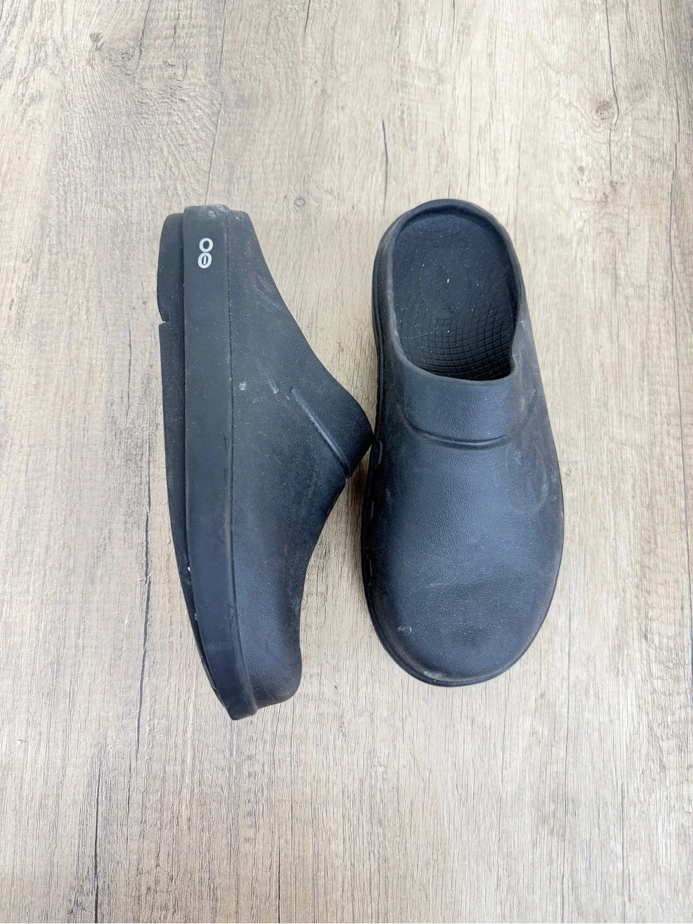 OOFOS Men's Black Slip-On Clogs